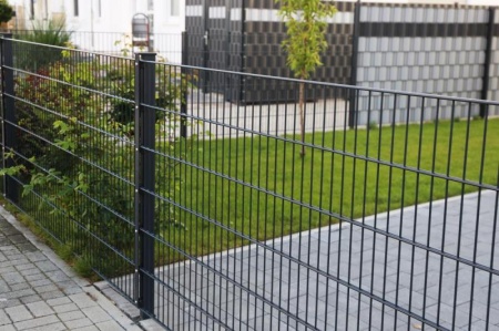 Acier ou inox, quel mat&eacute;riau privil&eacute;gier pour une cl&ocirc;ture m&eacute;tallique durable pr&egrave;s de Max&eacute;ville